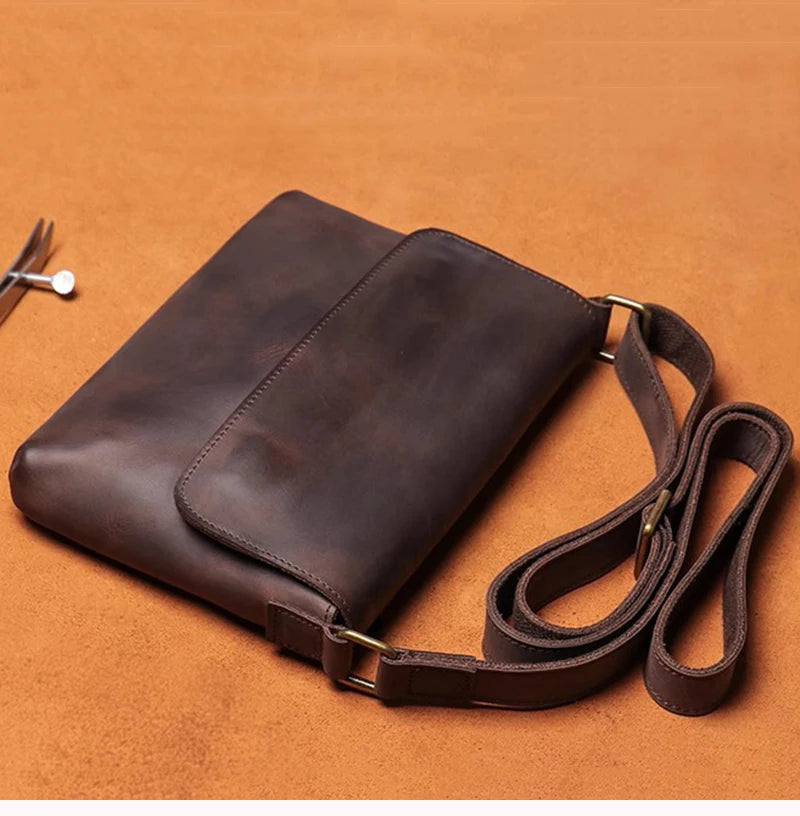 Bolsa Estrada Couro deitada, mostrando a alça inteira