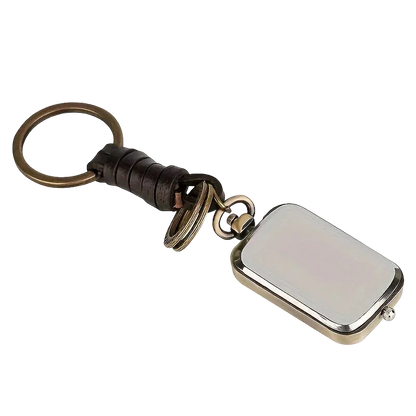 Chaveiro Relógio de Bolso Bronze visto de trás, argola e couro trançado