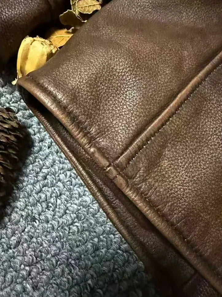 Jaqueta Garagem Couro em Tabaco, ombro e pala em close