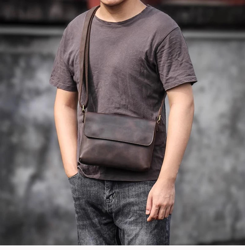 Bolsa Estrada Couro em uso, de frente