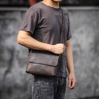 Bolsa Estrada Couro em uso, atravessada no ombro