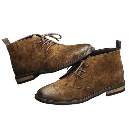 Bota Pampa Camurça em Café, par sobre piso de madeira
