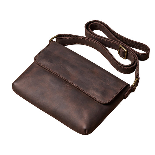 Bolsa Estrada Couro em Café, com a alça, fundo branco