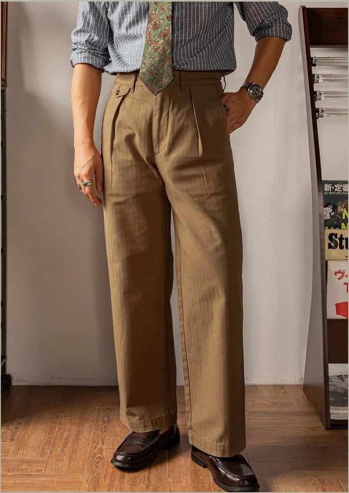 Calça Red Tornado Espinha de Peixe em Caqui, de frente, com camisa listrada e gravata