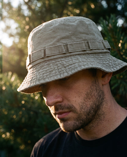 Modelo ao ar livre usando o Chapeu Bucket Mirante na cor Areia Pedra