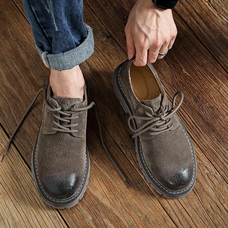 Sapato Oficina Camurça nas duas cores, Camelo e Taupe, vistos de cima