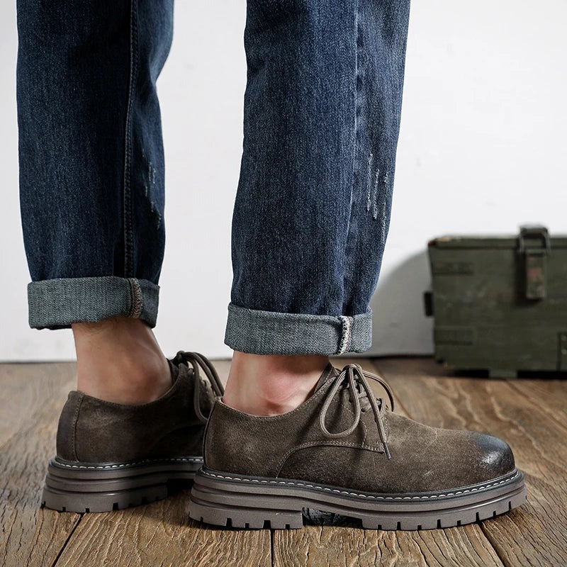 Sapato Oficina Camurça em Taupe, de lado, com jeans dobrado