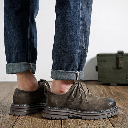 Sapato Oficina Camurça em Taupe, de lado, com jeans dobrado