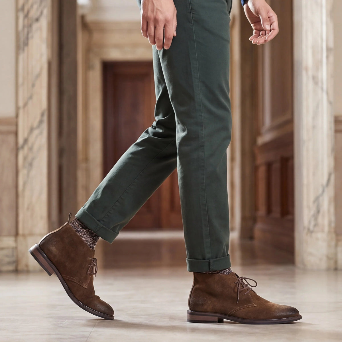 Bota Pampa Camurça com calça verde de sarja, em movimento